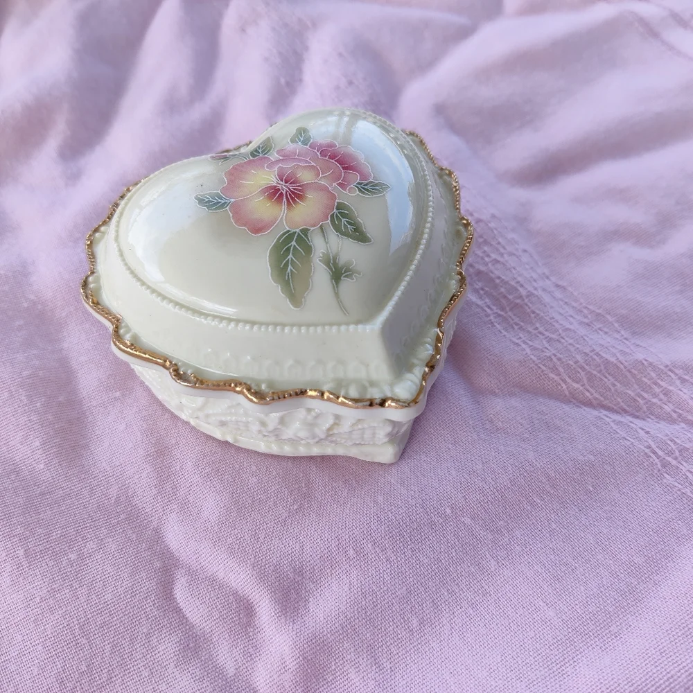 Vintage Heritage House Love Me Tender Box - Picture 2 of 7